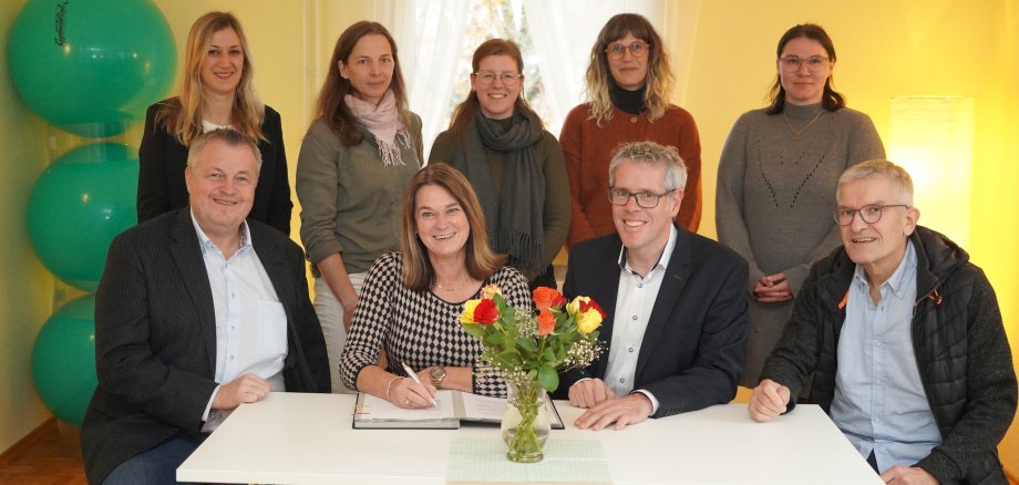 Bergsträßer Hebammen mit Landrat Christian Engelhardt (vorn, 2. von rechts), Erste Kreisbeigeordnete Angelika Beckenbach (vorn 2. V. links), Rolf Richter (vorn links) und Markus Zimmermann (vorn rechts) vom Trägerverein des Geburtshauses in Bensheim sowie Kathleen Wietholtz (Gesundheitskoordinatorin, Kreis Bergstraße, hinten links) bei der Unterzeichnung des Kooperationsvertrages.