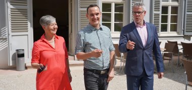 Landrat Christian Engelhardt (re.) und Bensheims Bürgermeisterin Christine Klein gemeinsam mit Inhaber Dominik Stenger vor dessen Restaurant im Herrenhaus des Staatsparks Fürstenlager.