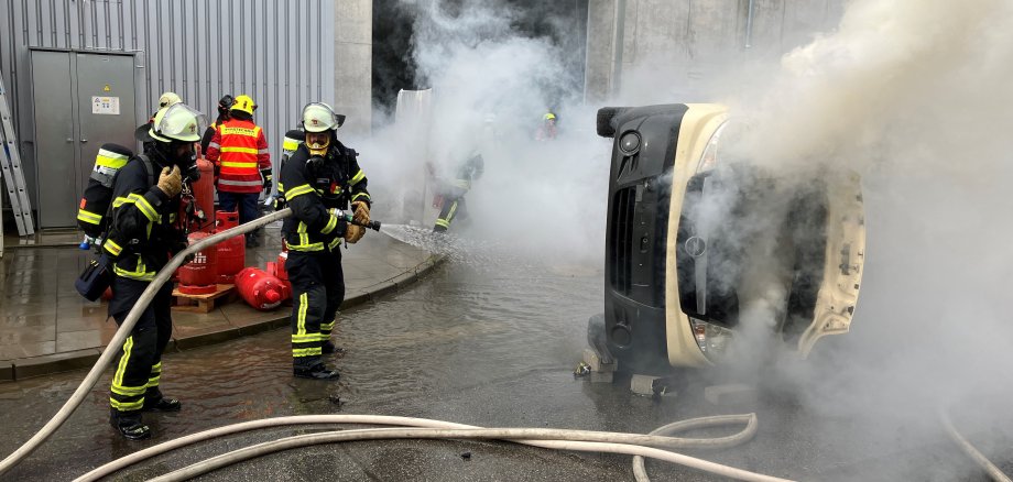 Feuerwehrmänner bei Löscharbeiten