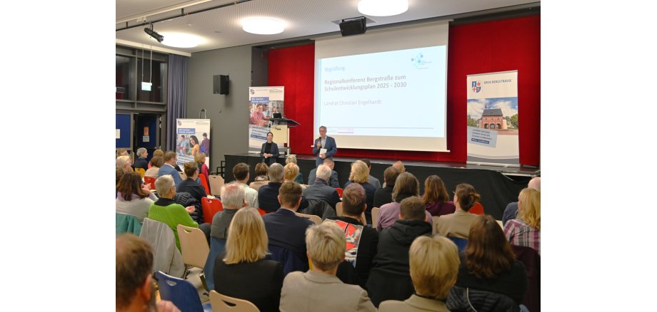 Blick in die gut besetzte Mensa des Goethe-Gymnasiums in Bensheim - während der Regionalkonferenz zum SEP zur Teilregion Bergstraße.