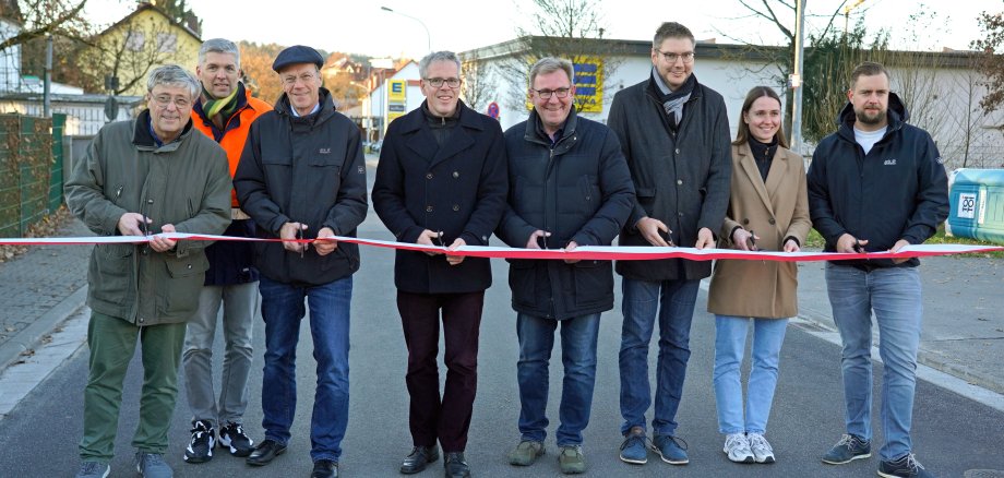 Landrat Christian Engelhardt (4. v. li.), Rimbachs Bürgermeister Holger Schmitt (4. v. re.) und Dominik Perleth, Leiter der Abteilung Mobilität und ÖPNV in der Kreisverwaltung, gaben den Verkehr auf der K 24 gemeinsam mit mehreren Vertreterinnen und Vertretern von Hessen Mobil frei (v.l.n.r.): Arno Krämer (Fachdezernent Bau Südhessen), Jochen Vogel (Leiter Regionalbüro Südhessen), Markus Schmitt (Dezernent Planung und Bau Südhessen), Sarah Keller (Projektingenieurin) und Marco Sippel (Sachgebietsleiter Bau Darmstadt).