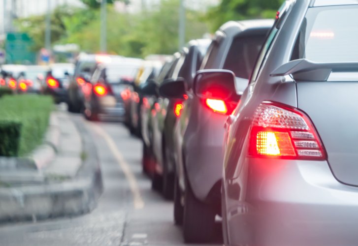 Blick von Hinten auf eine lange Reihe Autos, die im Stau stehen