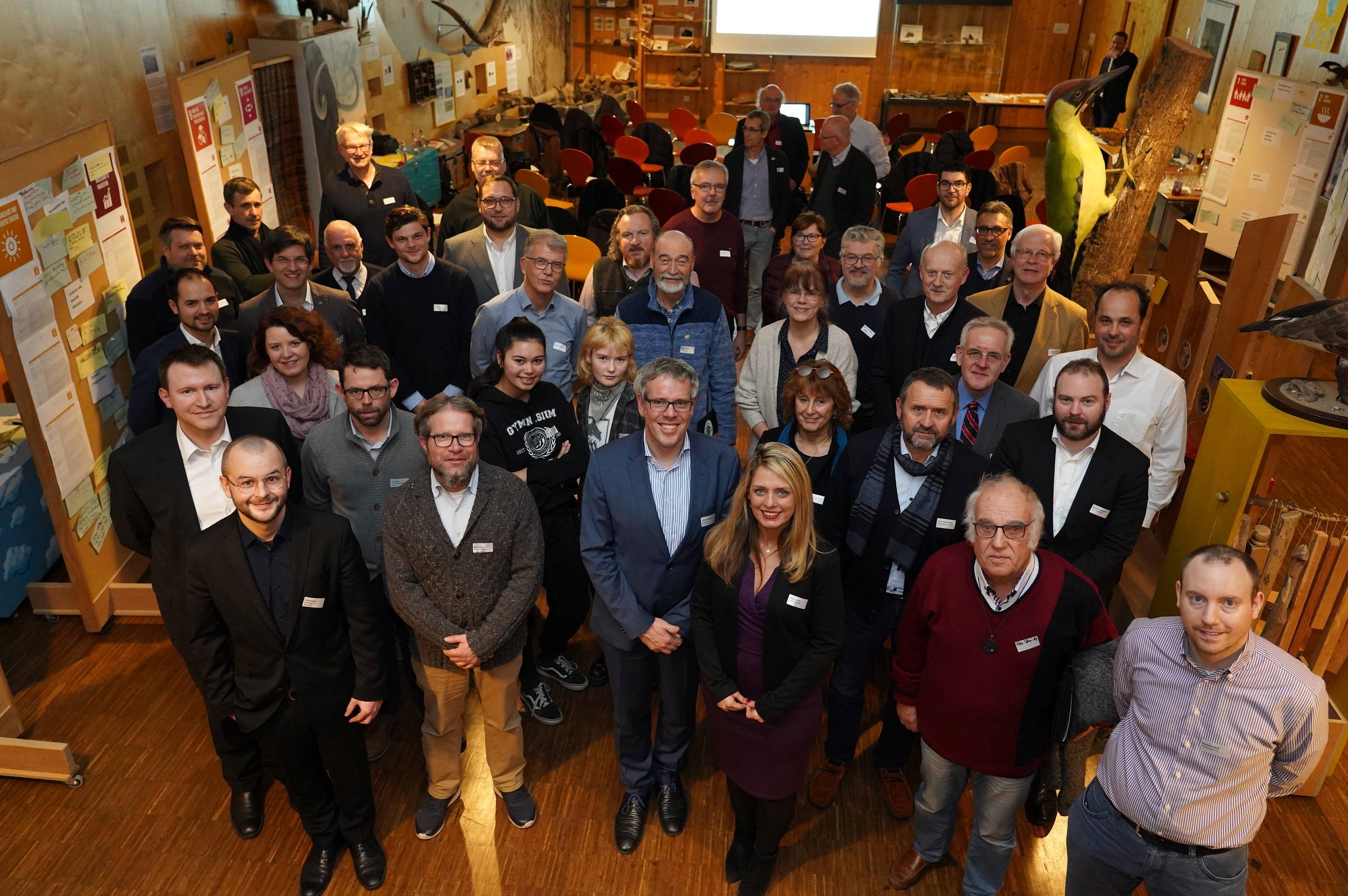 Die rund 60 Mitglieder des Naturschutzbeirats haben sich bei der konstituierenden Sitzung des Nachhaltigkeitsbeirats im Naturschutzzentrum des Kreises Bergstraße in Bensheim für ein Gruppenfoto aufgestellt, unter Ihnen auch Landrat Christian Engelhardt, der Klimaschutzmanager Reiner Pfuhl und Corinna Simeth, Leiterin der Abteilung Kreisentwicklung und Grundsatz.