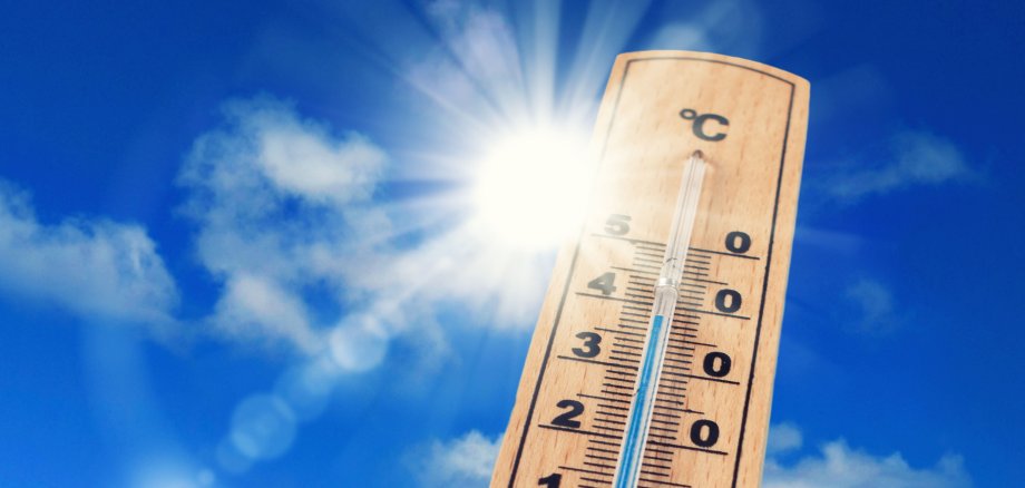 Tempometer zeigt hohe Temperaturen an