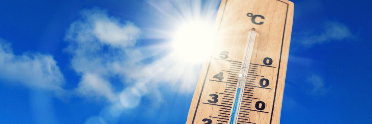 Tempometer zeigt hohe Temperaturen an