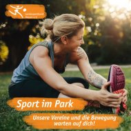 Eine Frau dehnt sich im Park